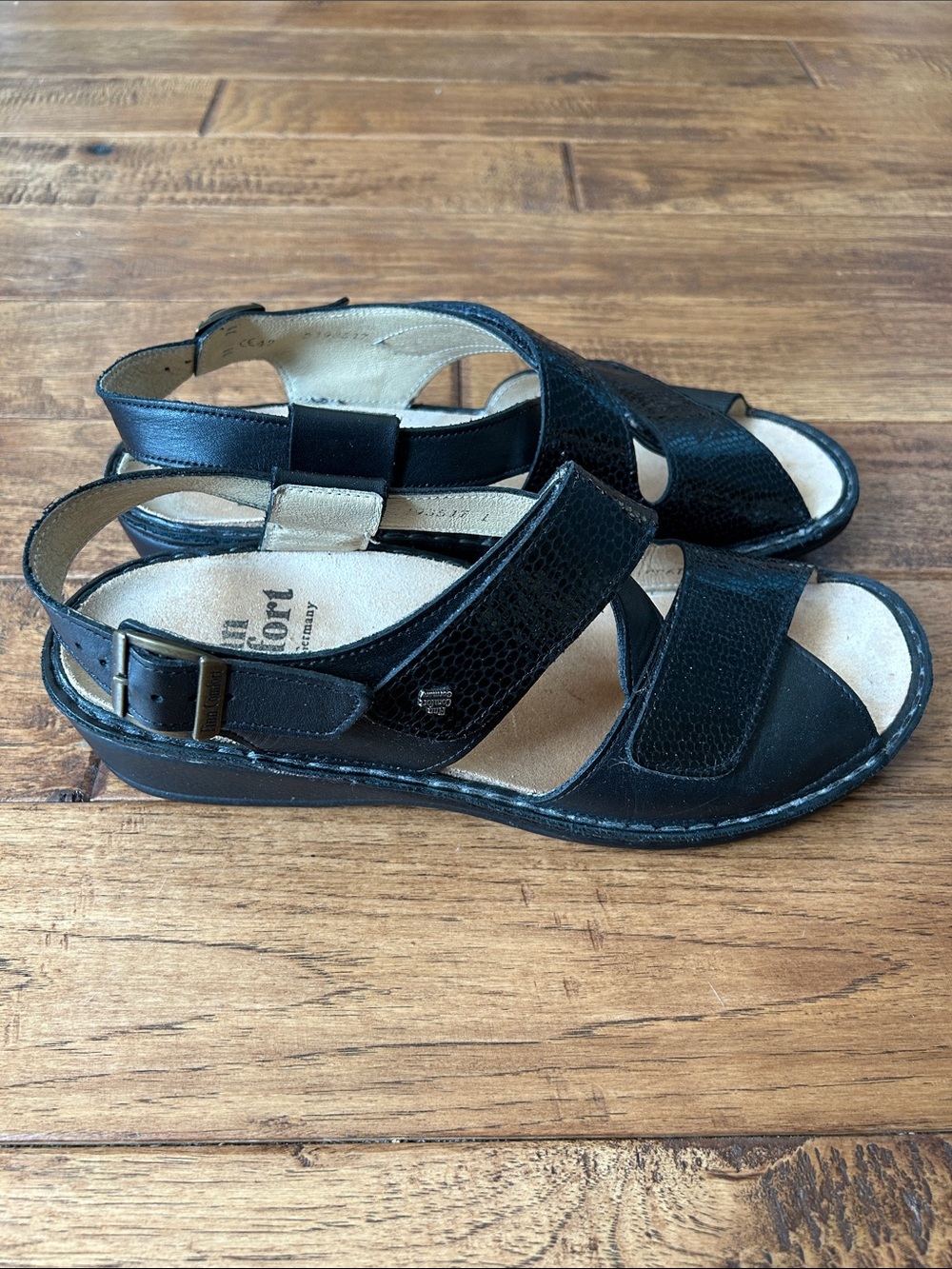 Finn Comfort Sandals Black Leather Reptile Embossed Adjustable Straps Size 42